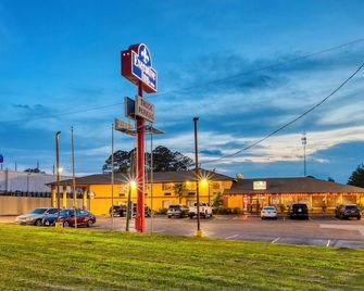 Executive Inn & Suites - Marshall - Building