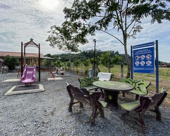 OYO 90168 Serambi Pelangi Chalet - Sintok - Patio