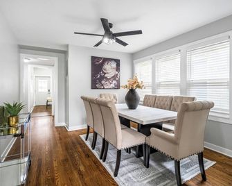 New! Beautiful 7bd Home - Sleeps 15 + 2 Car Garage - Chicago - Dining room