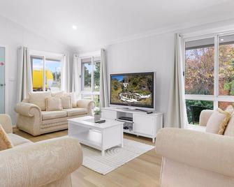 61 Myack Street - Modern 4BR Home in Berridale l WiFi l Aircon - Berridale - Вітальня