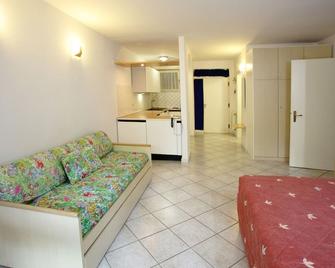 Residence Casa Di Caccia - Bibbona - Wohnzimmer