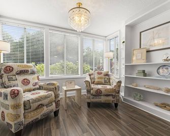 Beachfront Resort Getaway 2br-2ba Condo - St. Augustine - Living room