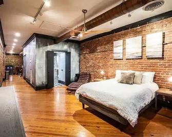 Luxury 2 Br 2 Bath Downtown Paducah Condo - Paducah - Bedroom