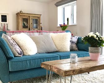 Romantic retreat in the hop fields of Kent, with great sightseeing - Tenterden - Living room