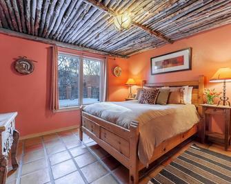 Adobe and Pines Inn Bed and Breakfast - Ranchos de Taos - Bedroom