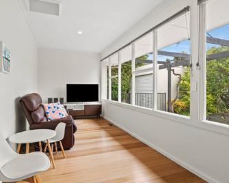 Price Central Torquay 32 - Torquay - Living room