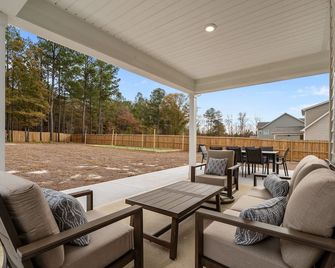 Near Carolina Horse Park Family Friendly 4BR Home w/ Poker Room & Bocce - Raeford - Balcón