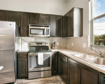 Landing Apartments near Gateway Crossing - Mc Cordsville - Kitchen