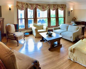 Spacious and Charming Marina District Home Steps from the Bay - San Francisco - Stue