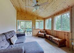 Buck's Crossing - Necedah - Living room