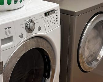A Beautiful, Inviting Space to Call Home in a very peaceful neighbourhood. - Regina - Laundry facility