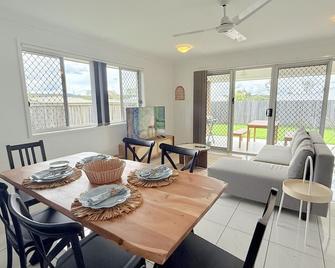 Peaceful Retreat - Spacious Family Home in Yarrabilba perfect for Family or Professionals - Logan Village - Comedor