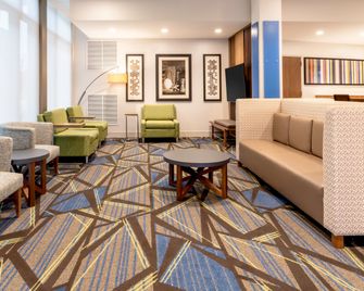 Holiday Inn Express & Suites Milwaukee – West Allis - West Allis - Lounge