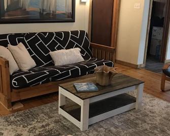 3 Bedroom Cottage Backs on to Sauble Beach - Sauble Beach - Living room