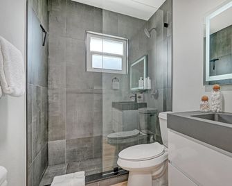 Modern spacious 3 bedroom 2 bathroom private pool home in Sarasota near Siesta Key - Sarasota