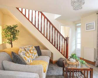 Islwyn - Llandudno Junction - Living room