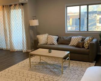 Spacious 1 Bedroom - King Bed - Rockville - Living room