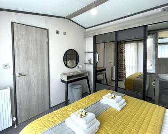 Beautiful Luxury Lakeside Lodge Hot Tub Views Pass the Keys - Annan - Bedroom