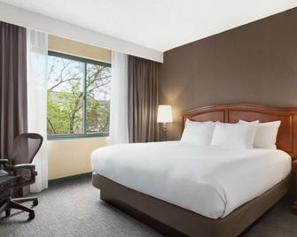 DoubleTree by Hilton Hotel Detroit - Novi - Novi - Bedroom
