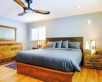 Spacious Hillside Oasis In Dt Fayetteville Nrg - Fayetteville - Schlafzimmer