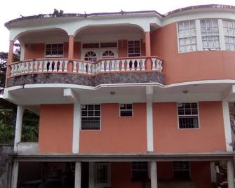 Home Style Apartments your home away from home apartment only 5 minutes away - Roseau - Gebäude