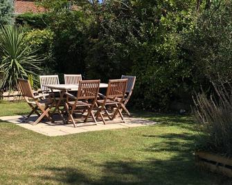 Woodhouse Holiday Cottages, Fir Cottage - Henfield - Patio