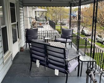 420 Friendly 3 bedroom upstairs apartment. Street parking. Covered porch - Buffalo - Parveke