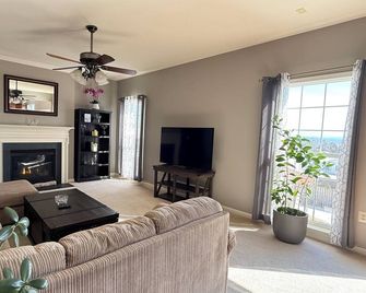Stunning Large Home in Shenandoah with Sweeping Scenic Vistas - Strasburg - Living room