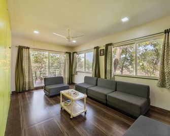 The Lazy River Cottage by cosmicstays - Pune - Living room