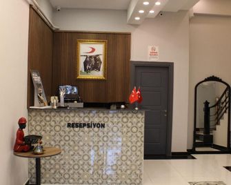 클래스 호텔 - 키르클라렐리 - 프론트 데스크