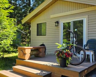 Newly Renovated, Light-Filled Cabin - Point Roberts - Patio