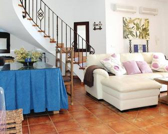 Nice Home In Hornachuelos With Wifi - Hornachuelos - Sala de estar