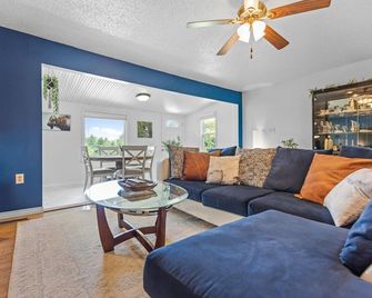 The Cottage on Abbey- Relaxing Summer Getaway in Harrison - Harrison - Living room