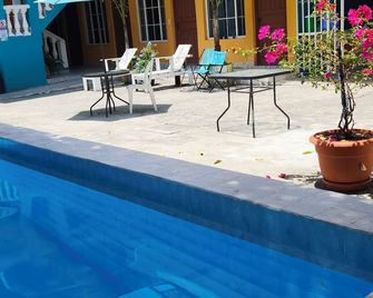 Hotel y Restaurante Casa Jardines - San Benito - Piscina