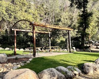 Yosemite View Lodge - אל פורטל - פטיו