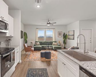 Spacious 3BR Retreat w Backyard & Dining Lounge - Lockhart - Cocina