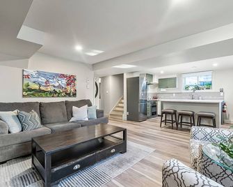 Bright & Cozy Central Retreat - Calgary
