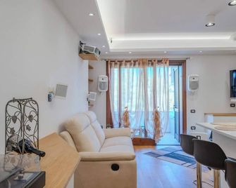 Luxury Apartment in Olbia, Terrazza & Cinema - Olbia - Living room