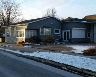 4BR Riverfront Retreat with Private Pool and Yard - Port Stanley - Building