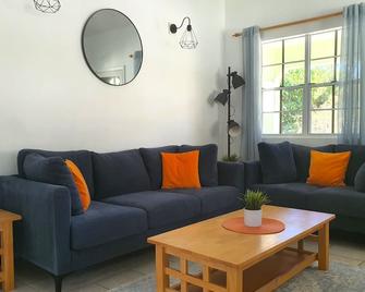 Palm Tree Cottage, with leisure pool, near the Beach - 聖瑪麗（安提瓜和巴布達）