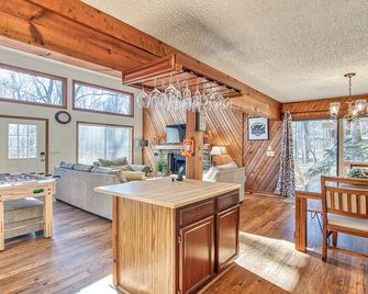 Unwind by the Great Smoky Mountain-Ashville, Maggie Valley, Cherokee - Waynesville - Living room