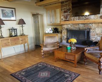 Kernville Inn - Kernville - Living room