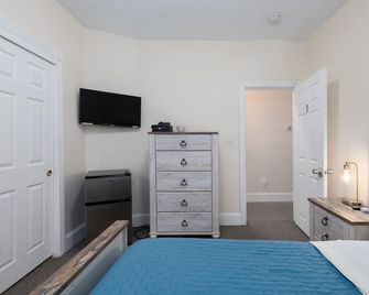 Urban 2-Story Remodeled Townhouse Retreat - Hartford - Bedroom