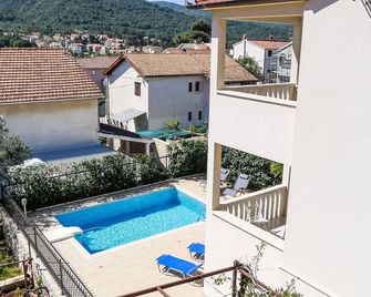 Holiday Home Villa Zlatan by Interhome - Старий Град - Басейн