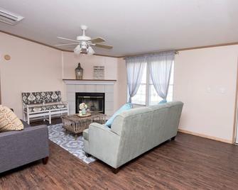 Deer View House At Robby's Ranch On The Brazos - Glen Rose - Living room