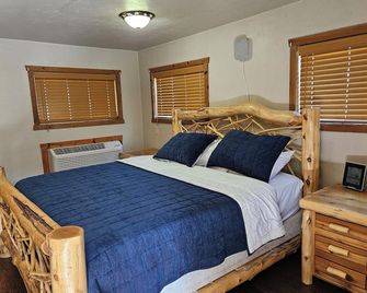 Cozy 4-bedroom cabin in enjoyable Naches nestled near Mt. Rainier National Park. - Naches - Bedroom
