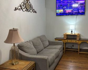 Tranquil 2-bedroom apartment next to Orbison Park - Vernon - Living room