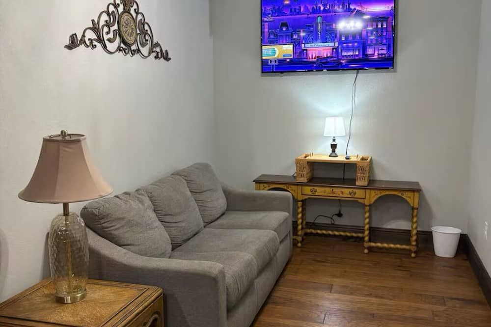 Tranquil 2-bedroom apartment next to Orbison Park - Vernon - Вітальня