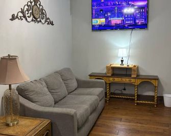 Tranquil 2-bedroom apartment next to Orbison Park - Vernon - Wohnzimmer