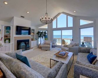 6 Bed Oceanfront Home in OBX w/ Hot Tub! - Rodanthe - Pokój dzienny